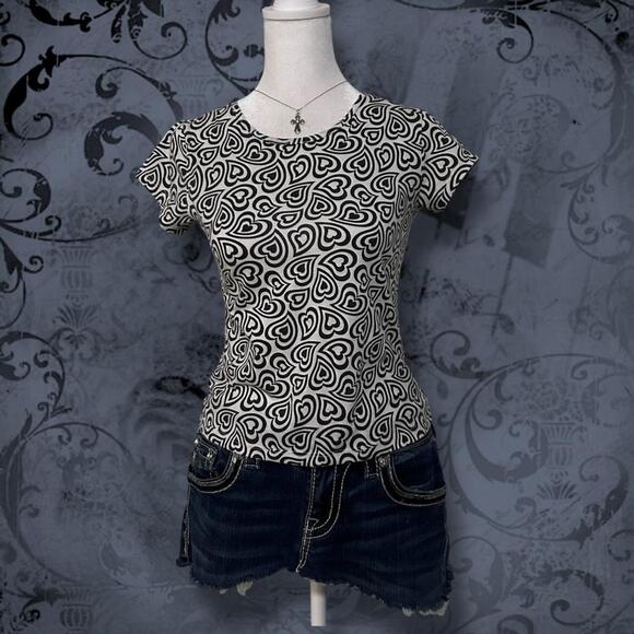 unbranded Tops - layered line black heart print black & white skinny baby tee